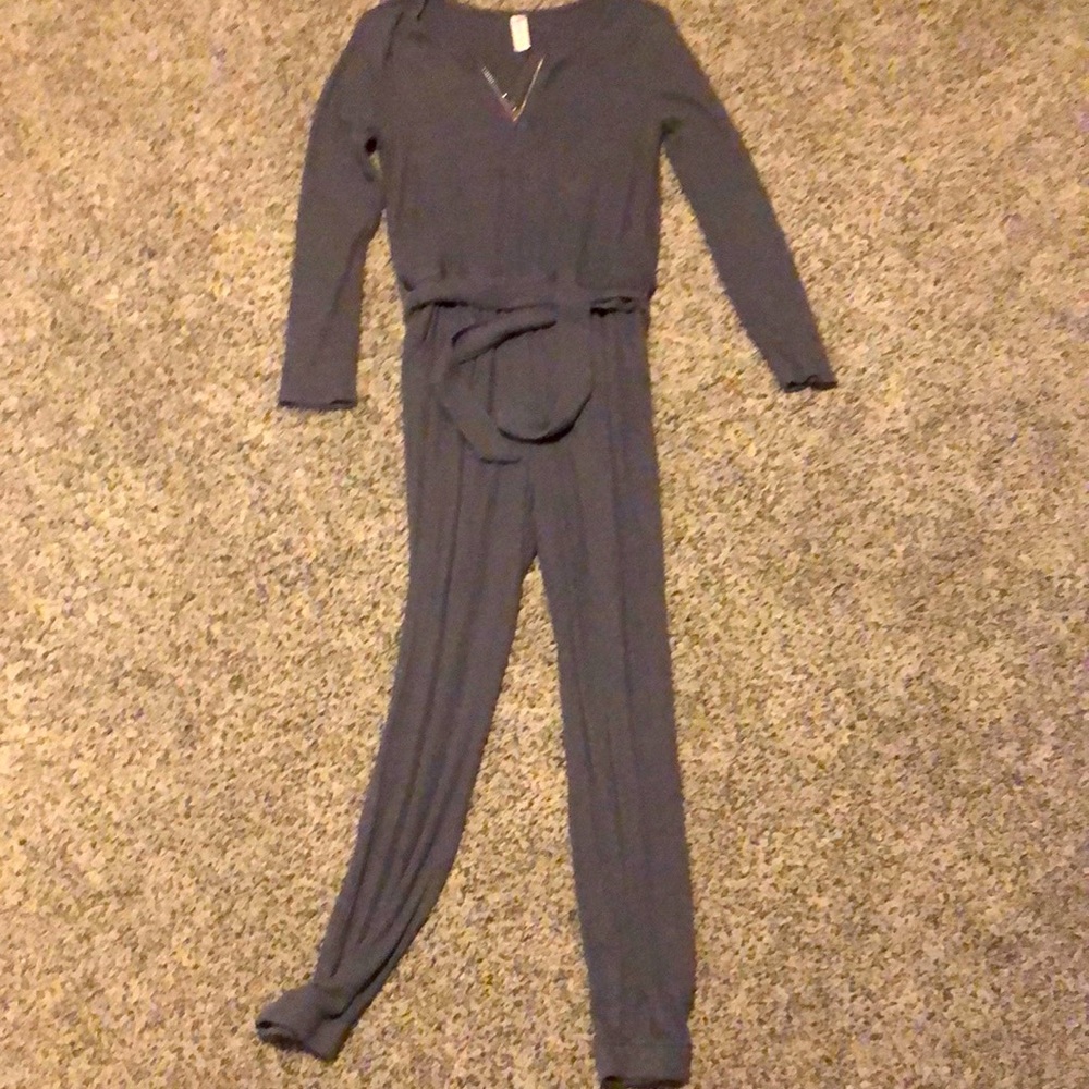 Gray long-sleeve jumper
